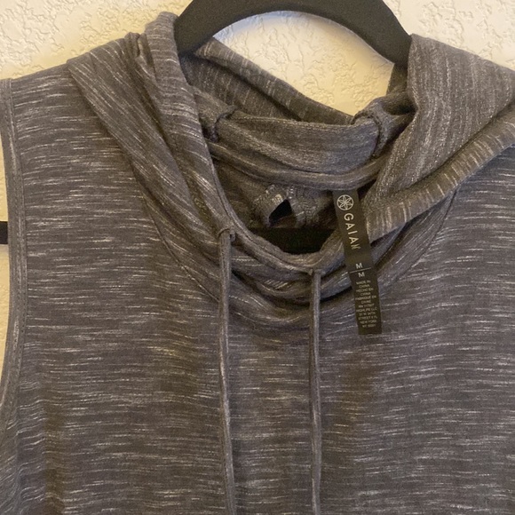 GAIAM hooded, keyhole tank top - Picture 3 of 4
